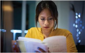 Latina reading magazine